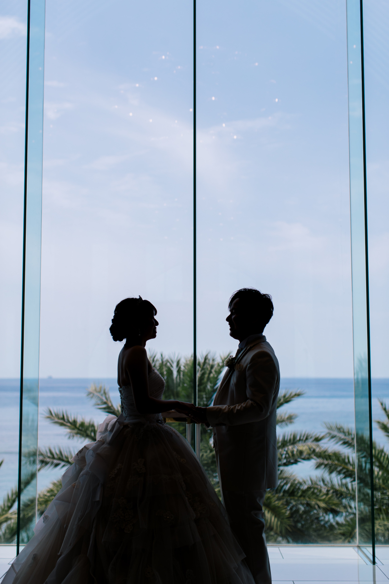 ロマンチックな光に包まれたふたりのシルエット♡