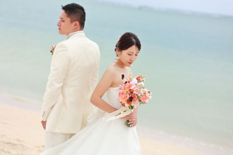 ビーチへやってきました☆おふたりのお衣装をご紹介