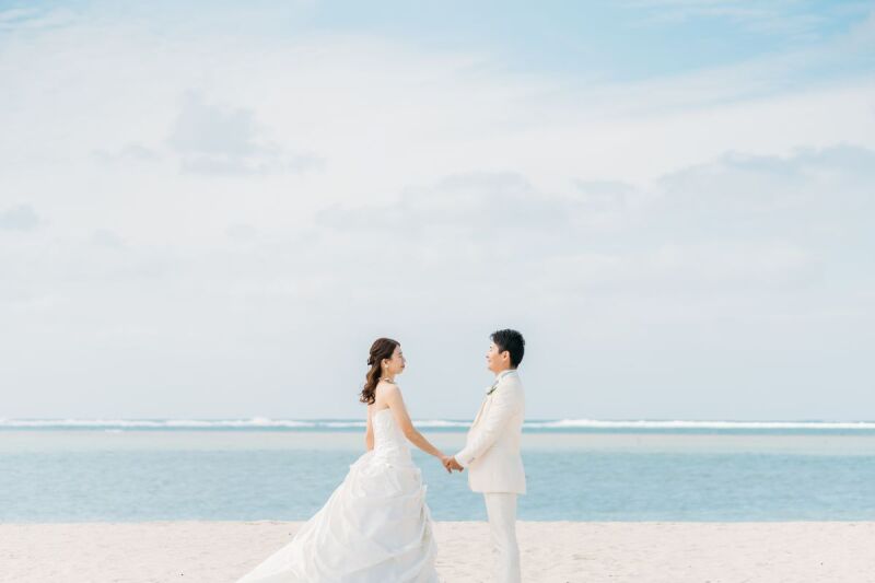 ビーチへやってきました☆おふたりのお衣装をご紹介