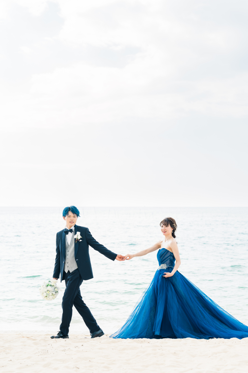 浜辺で手を取り合って