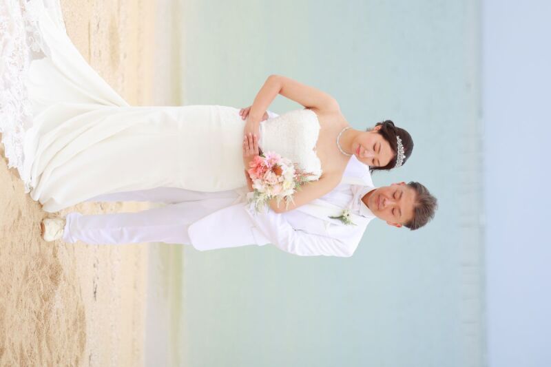 広いビーチにふたりだけ、寄り添って歩く未来への道