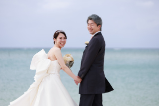 シンプルながらも存在感あるドレスが、花嫁さまの美しさをさらに引き出す♡記念フォト