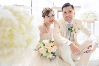 手を取り合って