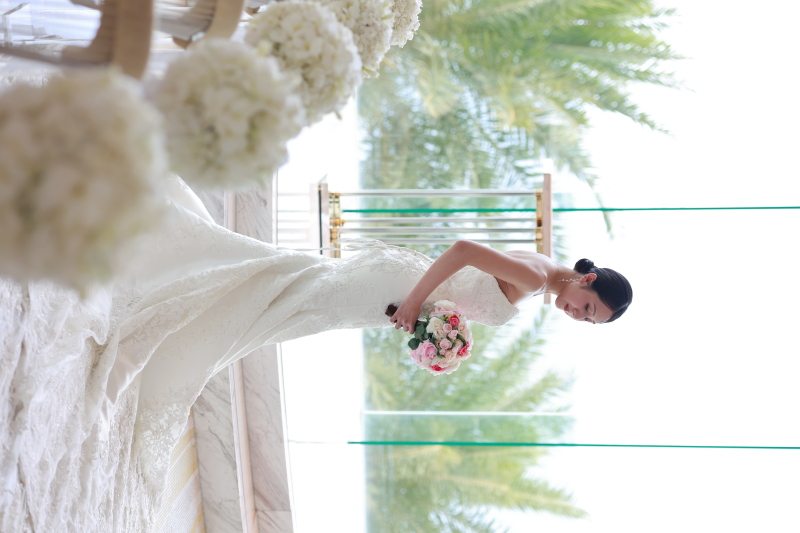 大きな窓をバックにソロショット♡