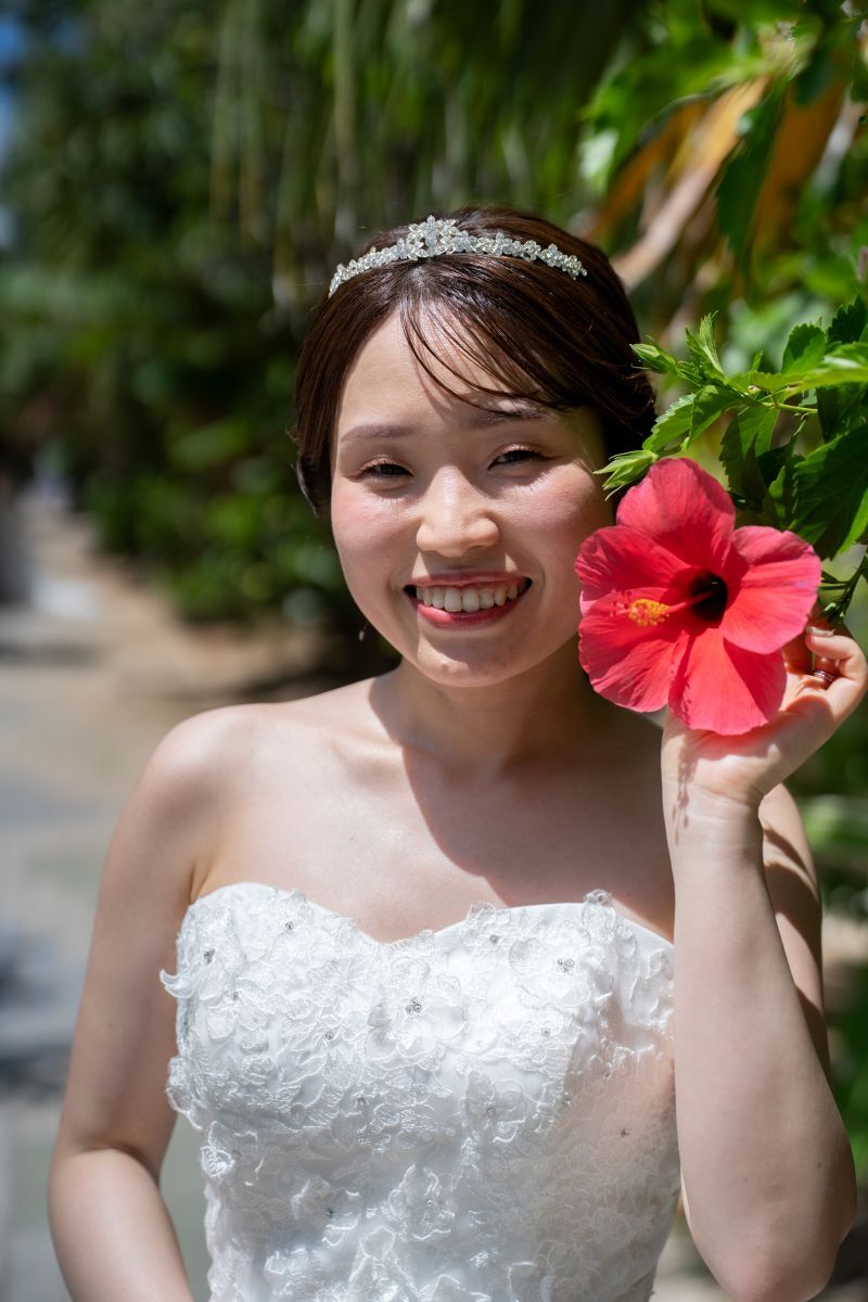 沖縄リゾートらしさ満開「ハイビスカスと花嫁さま」