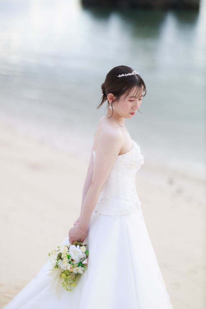 上品なドレスに包まれた美しい新婦様のソロショット