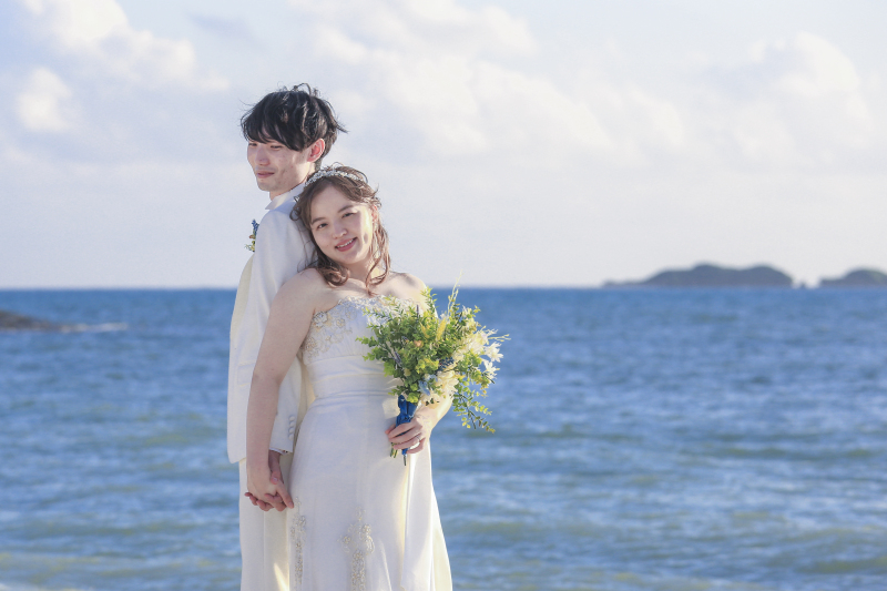 背中合わせで