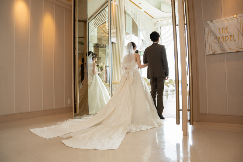 永遠の誓いへと歩むおふたりの後ろ姿