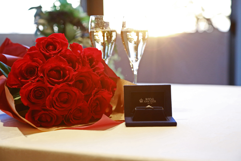 チャペルでバラの花束がついているプロポーズプラン☆