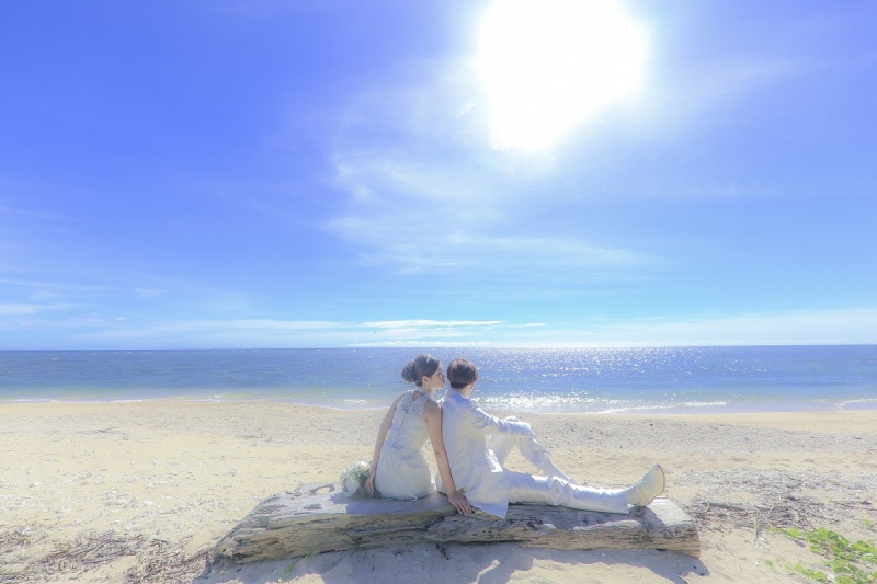 自然にある流木すら2人を彩るアイテムに♪