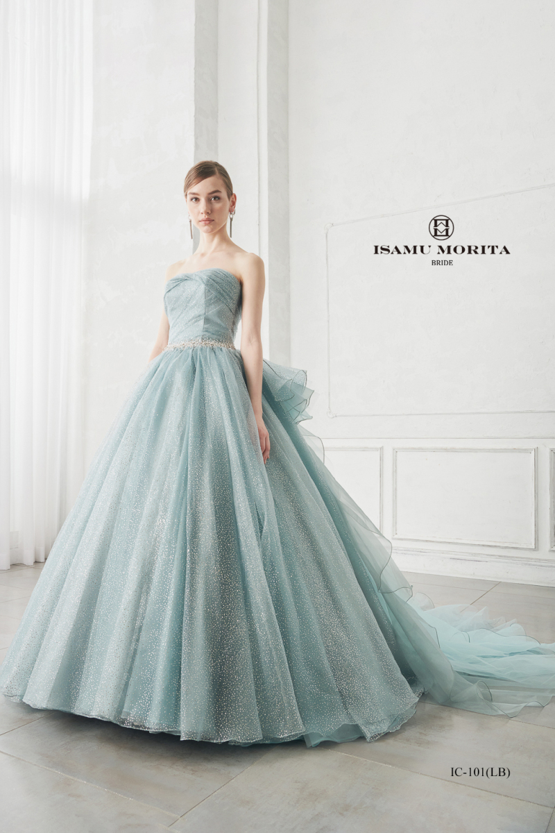 爽快でエアリーなブルーのドレス