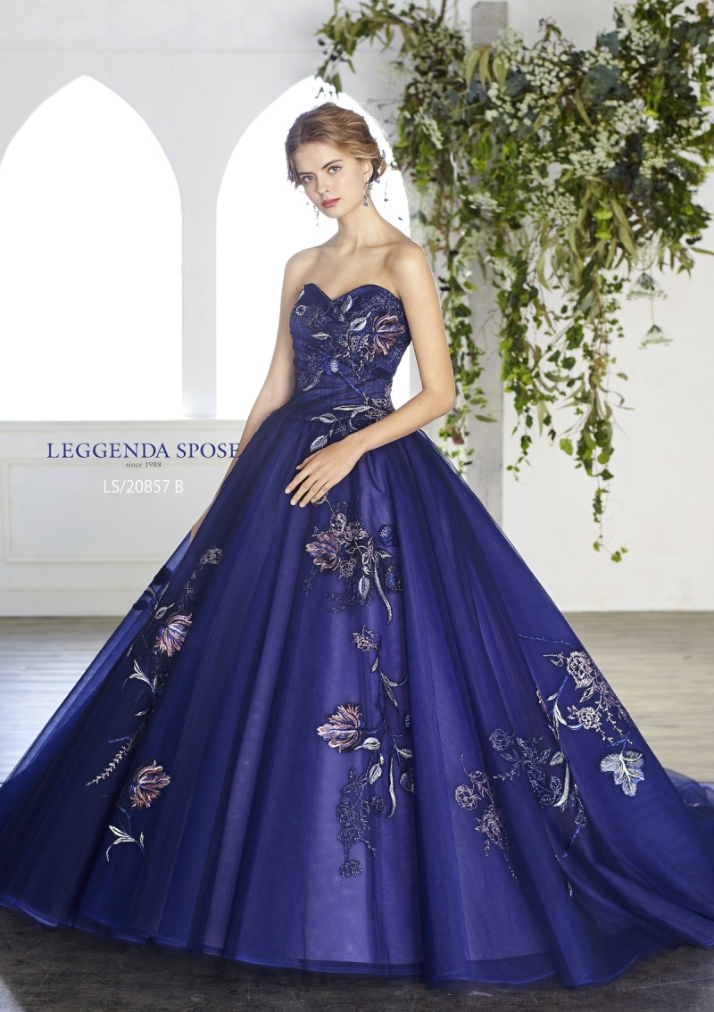 しっかり主張するネイビーのドレス