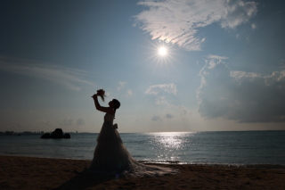 ルミエール北谷サロン_サンセット撮影～沖縄の砂浜と夕日が生み出す原色～