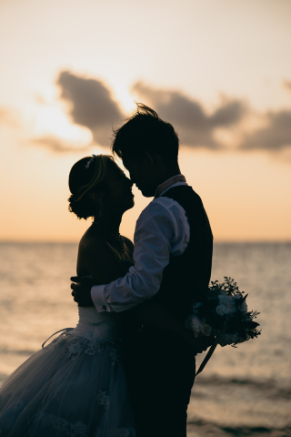 ルミエール北谷サロン_サンセット撮影~沖縄の砂浜と夕日が生み出す原色~&ナイトチャペル