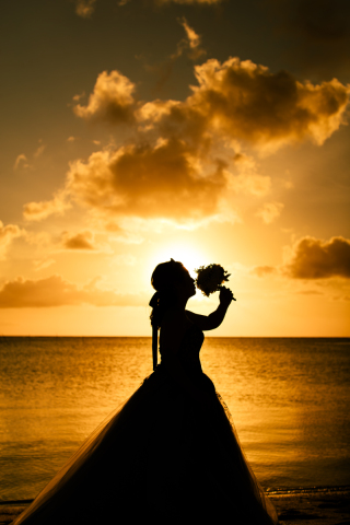 ルミエール北谷サロン_サンセット撮影～沖縄の砂浜と夕日が生み出す原色～