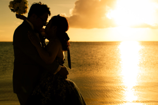 ルミエール北谷サロン_サンセット撮影～沖縄の砂浜と夕日が生み出す原色～