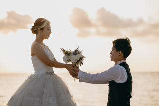 ルミエール北谷サロン_サンセット撮影~沖縄の砂浜と夕日が生み出す原色~&ナイトチャペル