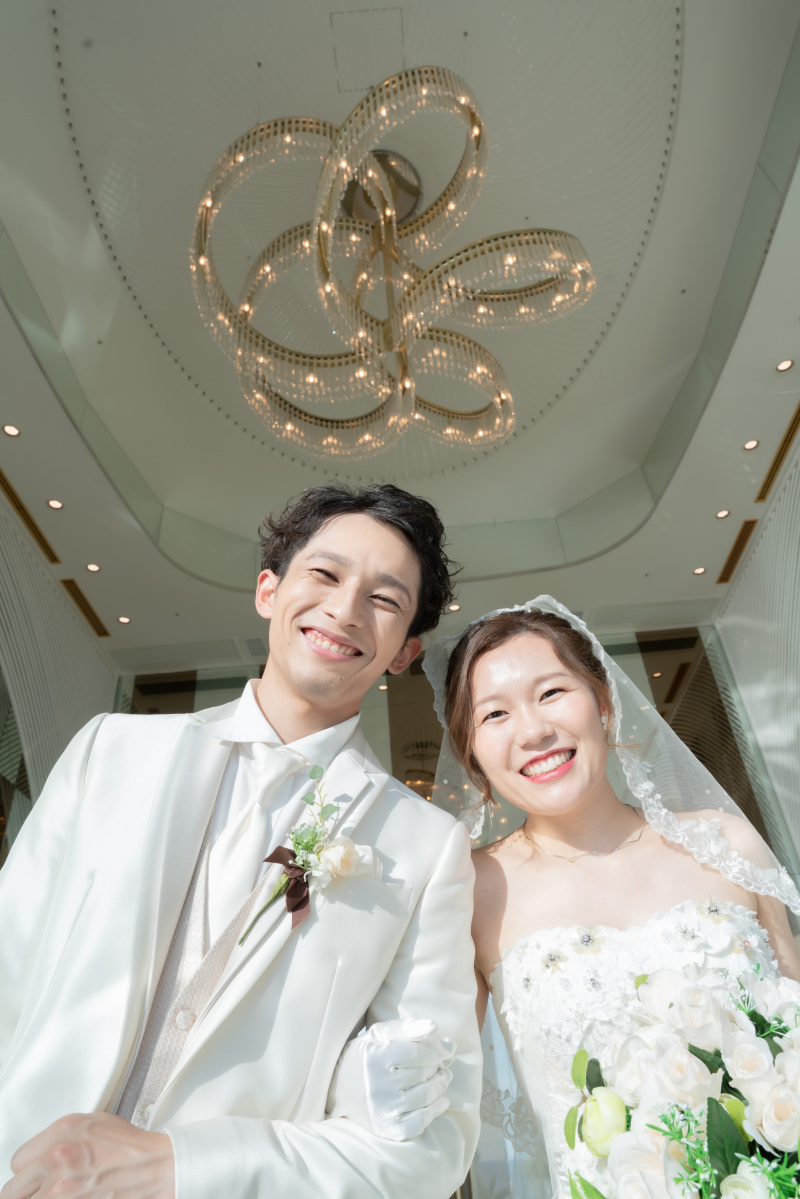 おふたりを見守る、花をモチーフにしたシャンデリア☆