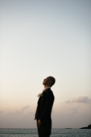 ルミエール北谷サロン_サンセット撮影~沖縄の砂浜と夕日が生み出す原色~&ナイトチャペル