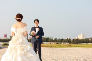 ルミエール北谷サロン_サンセット撮影~沖縄の砂浜と夕日が生み出す原色~&ナイトチャペル