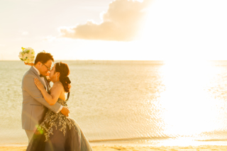 ルミエール北谷サロン_サンセット撮影～沖縄の砂浜と夕日が生み出す原色～