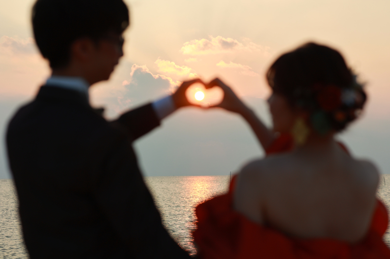ルミエール北谷サロン_サンセット撮影～沖縄の砂浜と夕日が生み出す原色～＆ナイトチャペル