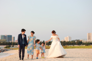 ルミエール北谷サロン_サンセット撮影~沖縄の砂浜と夕日が生み出す原色~&ナイトチャペル