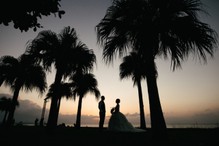 ルミエール北谷サロン_サンセット撮影~沖縄の砂浜と夕日が生み出す原色~&ナイトチャペル