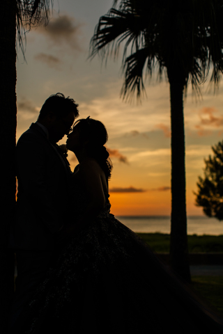 ルミエール北谷サロン_サンセット撮影～沖縄の砂浜と夕日が生み出す原色～