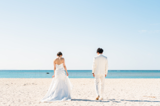 ドレスとタキシードを着こなしたお二人のバックショットはふとした瞬間もスタイリッシュにかっこよく決まります！