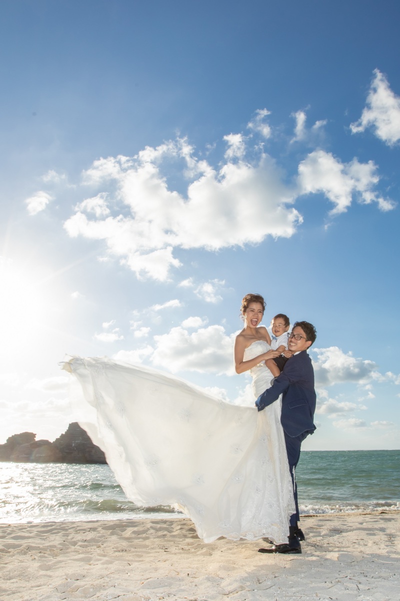 奥さんと子どもを2人一緒に抱っこした!と一生誇れる瞬間♪まだヨチヨチだったのになぁと、何年たっても「あの時」を振り返られる写真は宝物になります(^^)/