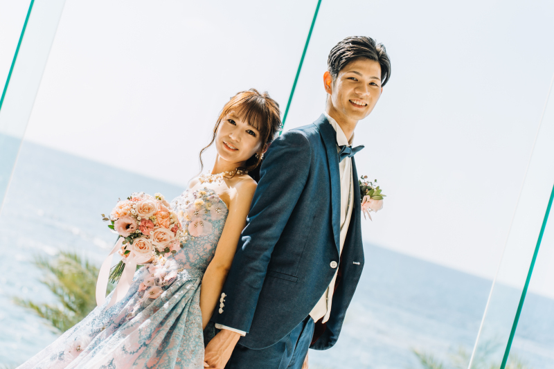 沖縄の海をバックにチャペル×カラードレスで♡
