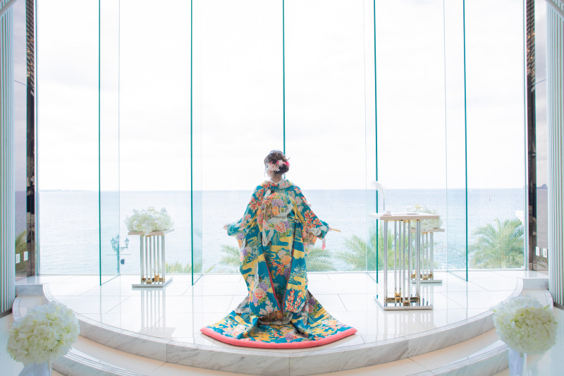 和装×チャペル青い海をバックに和装を着てみませんか?パキッとしたお着物がチャペルによく映えます(*^^*)