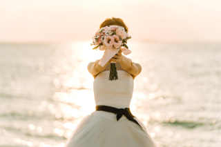 ドレスの魅力を引き出してくれる小物を使ってこんな素敵な１枚を残すのもいかがでしょうか♡