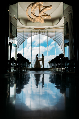 チャペルでは、一面の大きな窓ガラスから見える沖縄が誇る青空をバックに逆光の撮影も幻想的♪シャンデリアのゴールドの輝きとともに永遠の愛を誓う