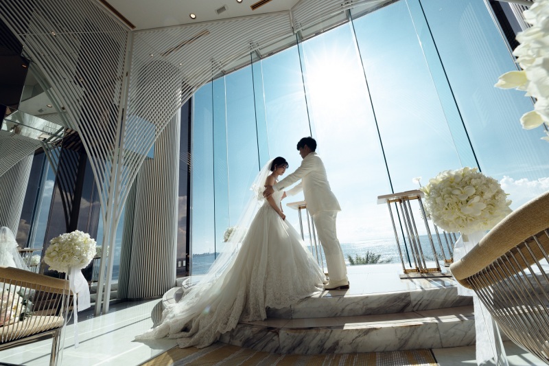 撮影の中心はいつも「新郎新婦」。キレイなチャペルも、透き通る空も、全てはお二人が輝いてこそ意味があります。主人公がブレないように撮影いたします！