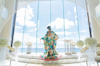 お客様との打合せを重ねる事で実現した〝リゾートチャペル&times;色打掛〟これまでになかった撮影もご提案いたします!(^^)!