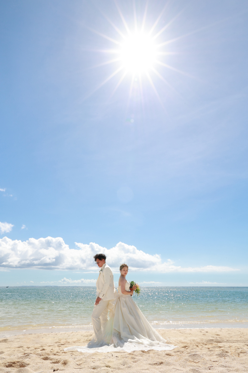 沖縄の青い空と海をバックに♪おふたりの雰囲気にあわせながら、「おふたりらしさ」を演出できるようなショットを撮影いたします!