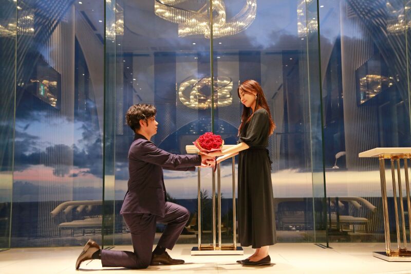【Lumièreプロポーズ-ソレイユ】★リゾートチャペルでサプライズプロポーズ*フレンチコース2名様分*写真撮影*バラの花束付き