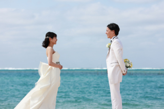 青い空と青い海を一望できる沖縄リゾートチャペルでのフォトウェディング！是非、お二人の挙式風のお写真を撮りませんか？？(*^^*)