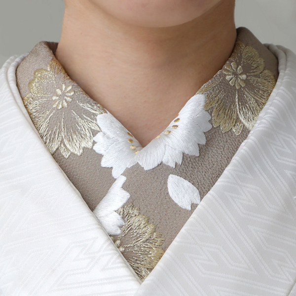 刺繍襟＿利休茶に金糸桜模様地