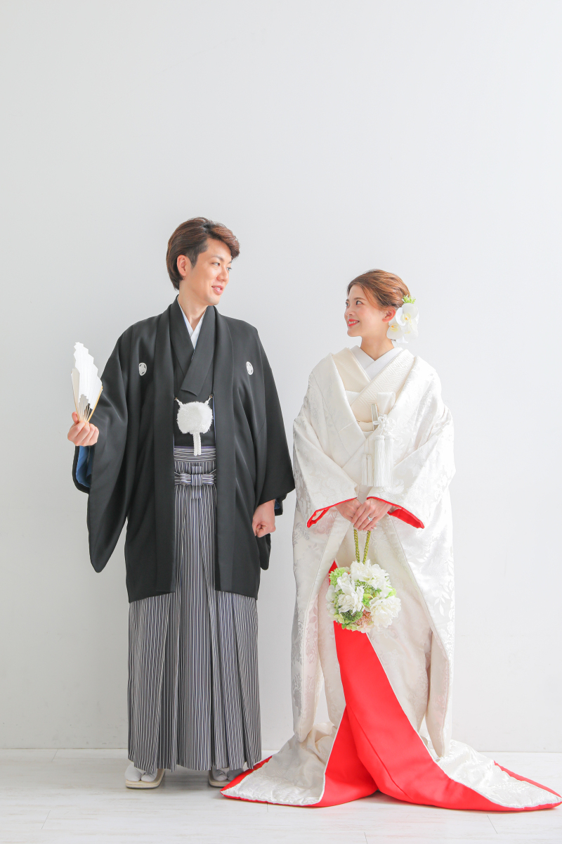 赤い裏地の白無垢で華やかに