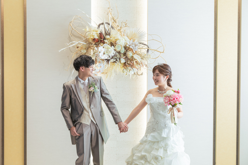 手をつないで見つめあい！