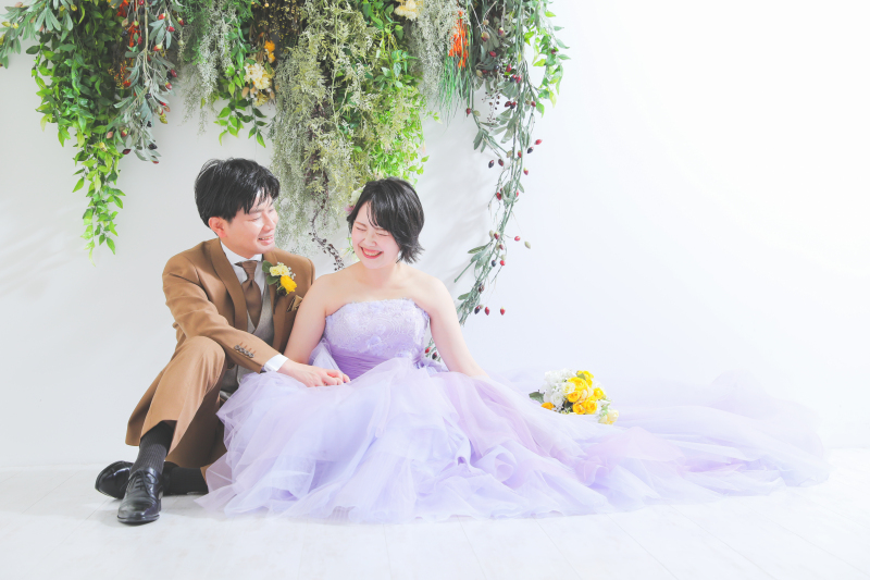 パープルのカラードレスに映える黄色のブーケ❀