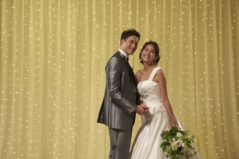 背景にキラキラした電飾が