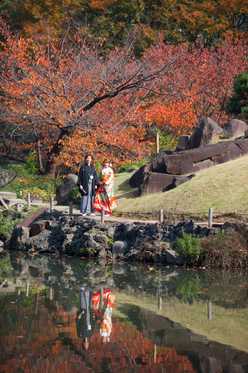 水面鏡が紅葉を美しく反射