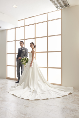 ドレスのトレーンを活かした撮影