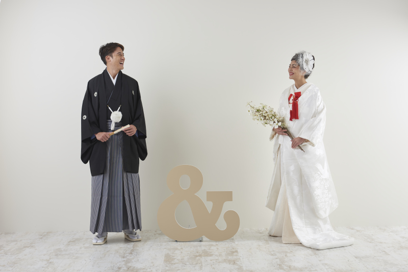 白いバックに「＆」