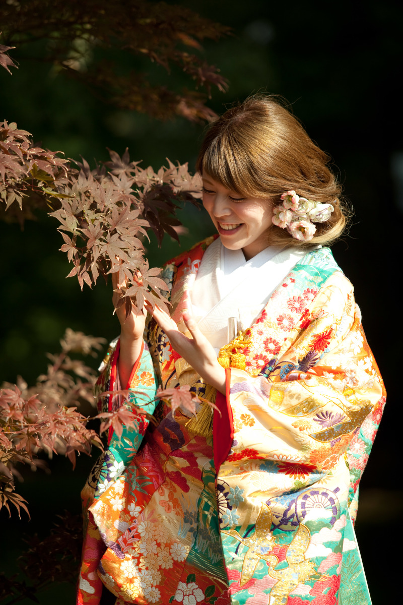 色づいた紅葉に手を添えて