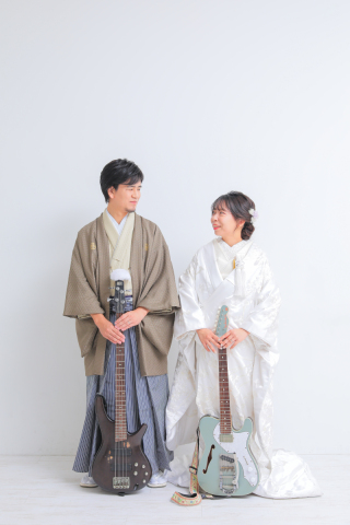 和装でおふたり持参の楽器とともに